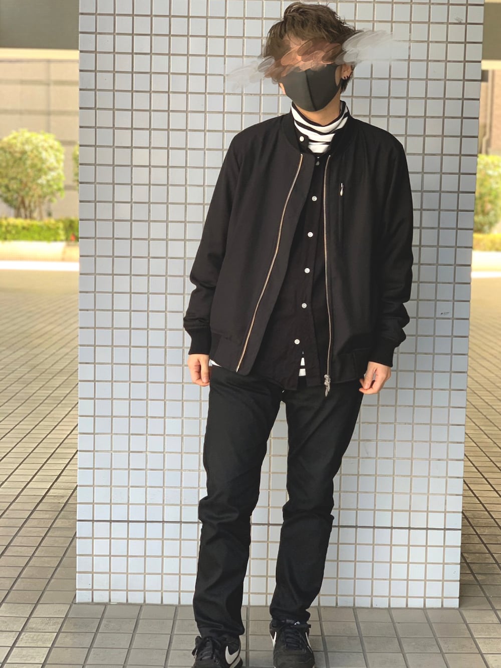 ブラック系のその他パンツ、ブラック系のスニーカー、ブラック系のシャツ/ブラウスを着用したメンズの春コーディネートの1枚目の写真