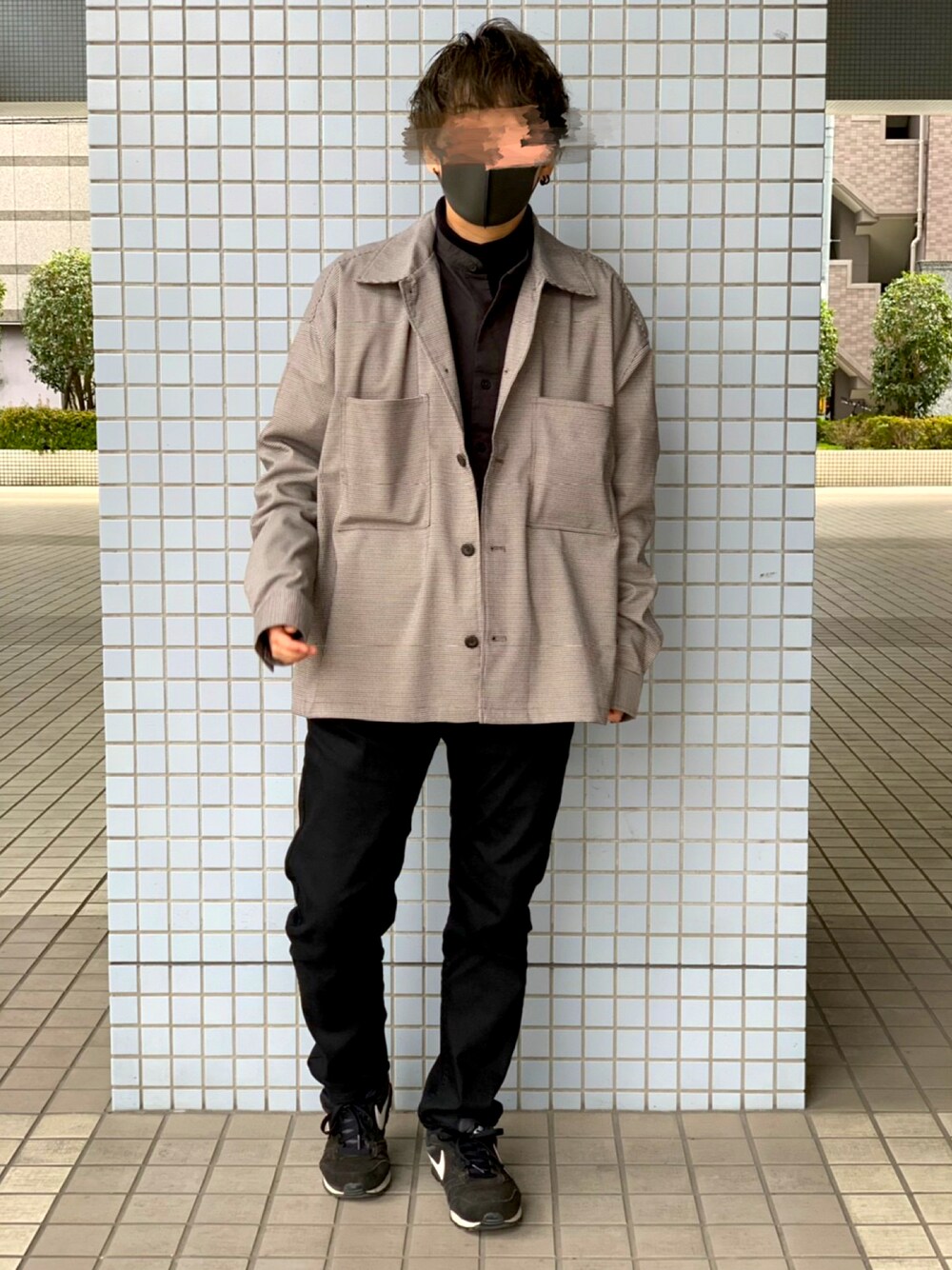 ブラウン系のシャツ/ブラウス、ブラック系のその他パンツ、ブラック系のスニーカーを着用したメンズの春コーディネートの1枚目の写真