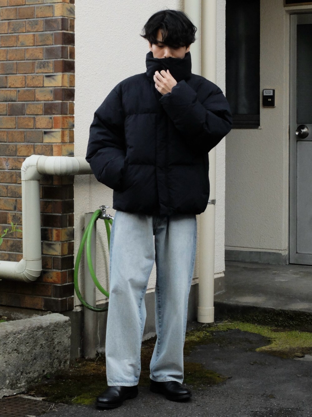 「低身長、低身長コーデ、低身長男子、ダウンジャケット、プチプラ、デニム、ブーツ、ユニクロ、UNIQLO、休日コーデ」｜「shiunのBLEACH DENIM（デニムパンツ、ブルー系）」を使った、わむう_wamuさん（メンズ・164cm）の冬コーディネートの1枚目の写真
