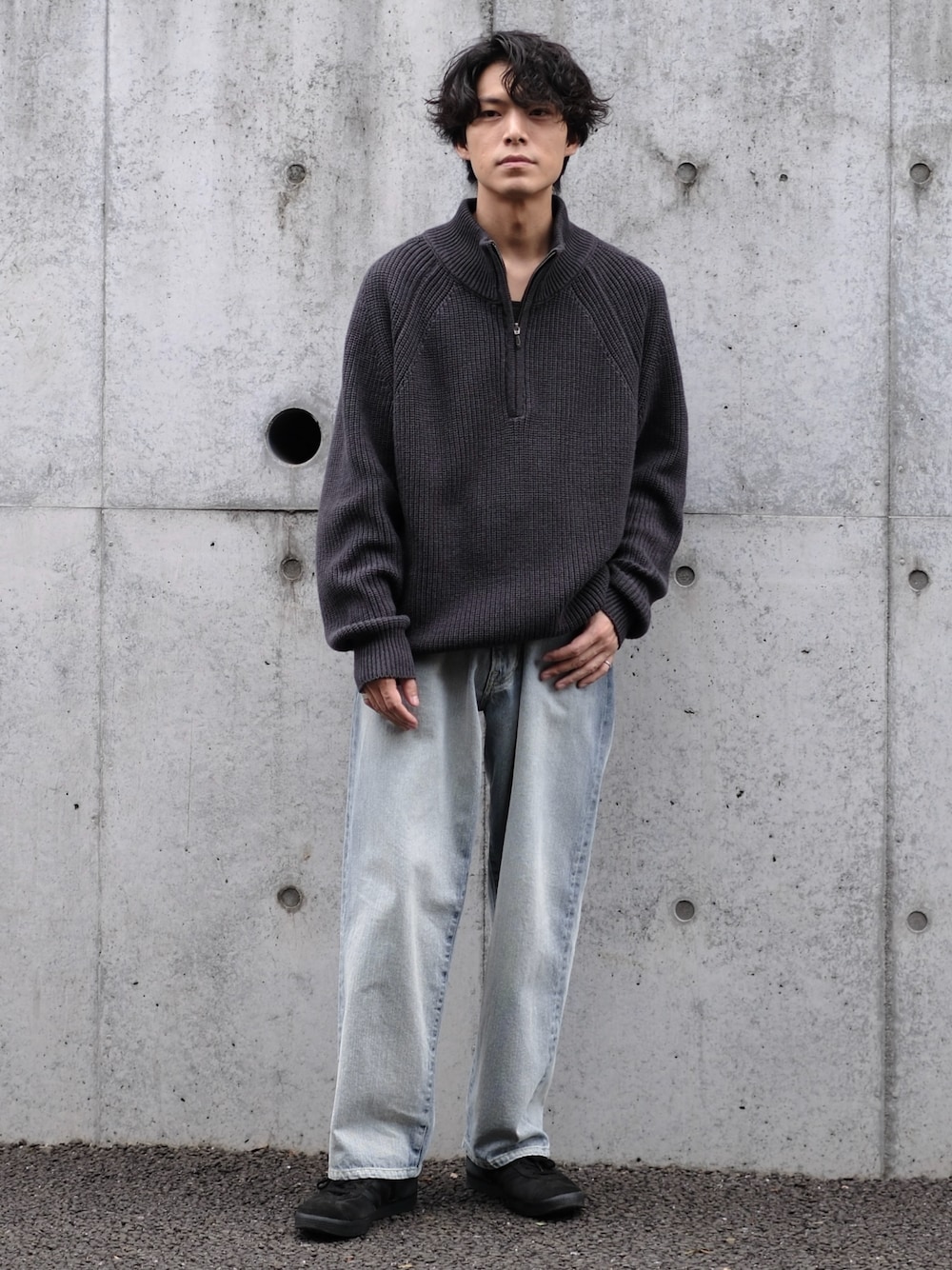 「ファッションを楽しもう、ハーフジップ、ニット、デニム、スニーカー、冬コーデ、シンプル、シンプルコーデ、低身長、低身長コーデ、低身長男子」｜「shiunのWOOL HALF ZIP KNIT（ニット/セーター、ブラック系）」を使った、わむう_wamuさん（メンズ・164cm）の秋コーディネートの1枚目の写真