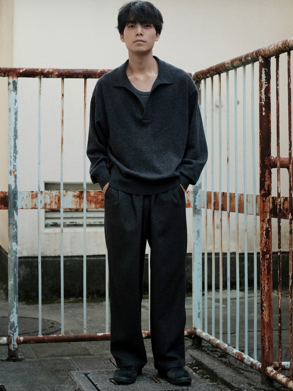 「低身長、低身長コーデ、低身長男子、ニット、スキッパーニット、スラックス、ウール、スニーカー」｜「shiunのSKIPPER KNIT POLO（ニット/セーター、グレー系）」を使った、わむう_wamuさん（メンズ・164cm）の秋コーディネートの1枚目の写真