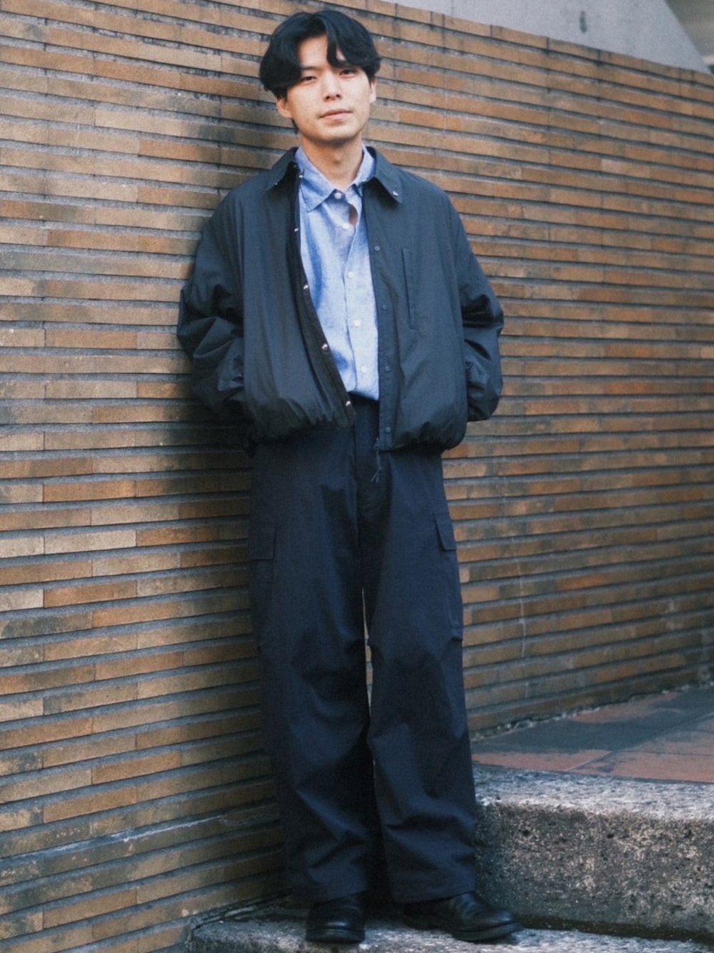 「shiunのTECH BDU PANTS（カーゴパンツ、ブラック系）」を使った、わむう_wamuさん（メンズ・164cm）の春コーディネートの1枚目の写真