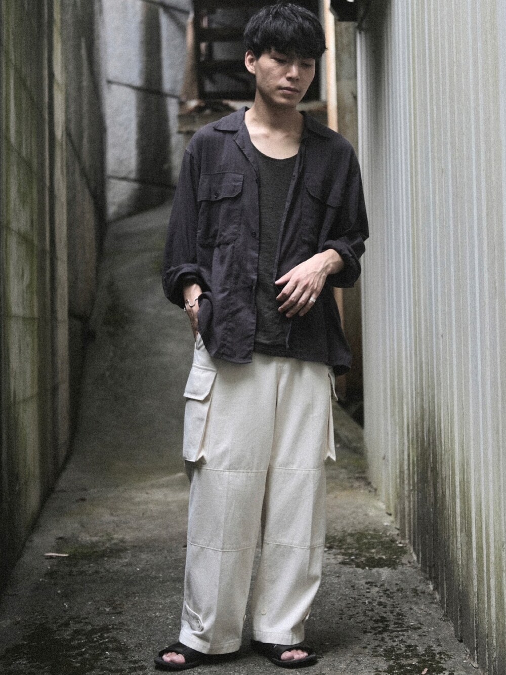 「低身長、低身長コーデ、低身長男子、シャツスタイル、白パンツ、カーゴパンツ、COMOLI、サンダル、レザーサンダル」｜「COMOLIのアイテム（ジャケット/アウター、ブルー系）」を使った、わむう_wamuさん（メンズ・164cm）の夏コーディネートの1枚目の写真