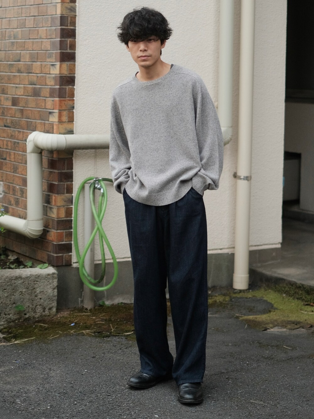 「低身長、低身長コーデ、低身長男子、ニット、デニム、秋コーデ、シンプルスタイル、きれいめカジュアル」｜「shiunのWOOL CREW NECK KNIT（ニット/セーター、グレー系）」を使った、わむう_wamuさん（メンズ・164cm）の秋コーディネートの1枚目の写真