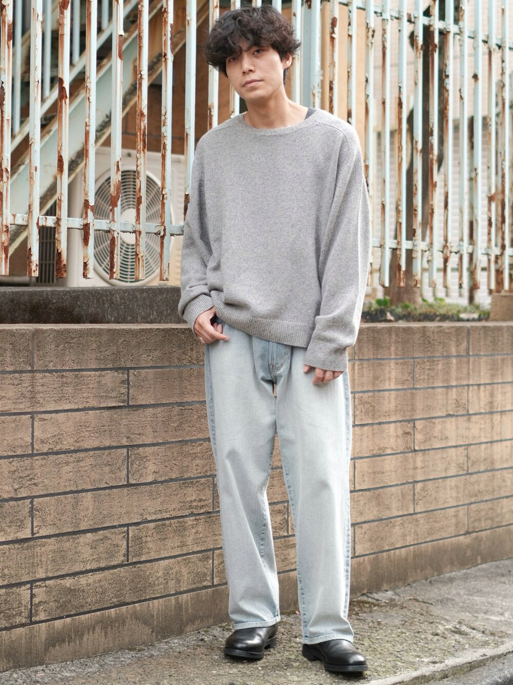 「低身長、低身長コーデ、低身長男子、ニット、デニム、ブーツ、シンプルコーデ、淡色コーデ、秋服コーデ」｜「shiunのWOOL CREW NECK KNIT（ニット/セーター、グレー系）」を使った、わむう_wamuさん（メンズ・164cm）の秋コーディネートの1枚目の写真