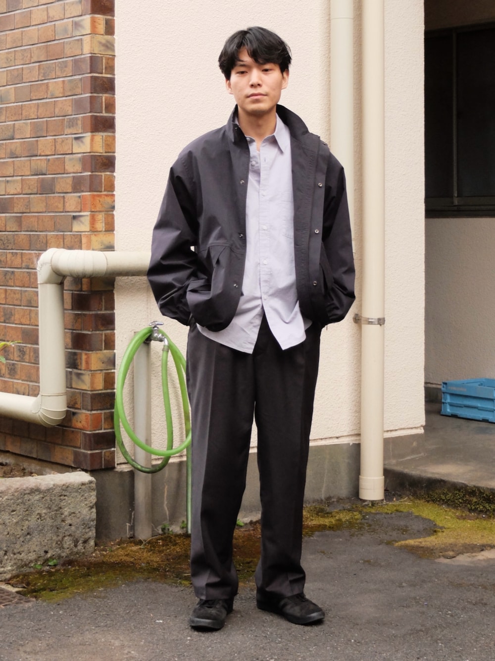 「adidasのアイテム（スニーカー、ブラック系）」を使った、わむう_wamuさん（メンズ・164cm）の冬コーディネートの1枚目の写真