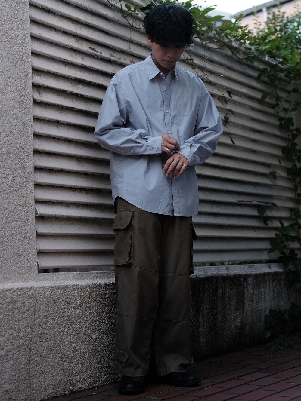 「秋服まるっと大公開、シンプルコーデ、きれいめカジュアル、シャツスタイル、カーゴパンツ、淡色コーデ、低身長、低身長コーデ、低身長男子、アースカラー、革靴、秋コーデ」｜「shiunのHICOUNT WASHER SHIRT（シャツ/ブラウス、ブルー系）」を使った、わむう_wamuさん（メンズ・164cm）の秋コーディネートの1枚目の写真