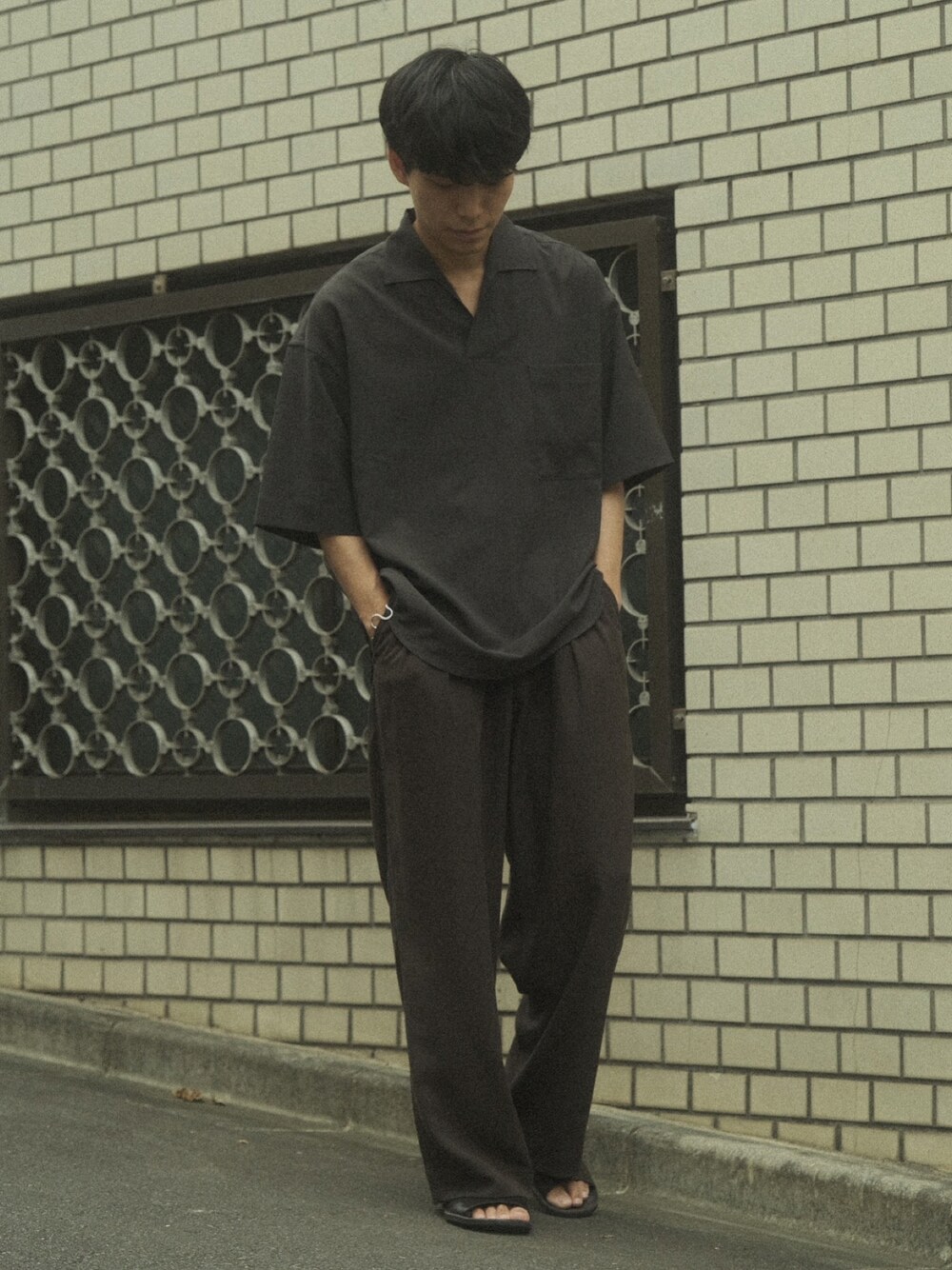 「夏コーデ、WYM、スラックス、サンダル、スキッパーシャツ、お出かけコーデ、休日コーデ、ゆるコーデ、モノトーン、プチプラ」｜「WYM LIDNMのWASHER H/S SKIPPER SHIRT（シャツ/ブラウス、グレー系）」を使った、わむう_wamuさん（メンズ・164cm）の夏コーディネートの1枚目の写真