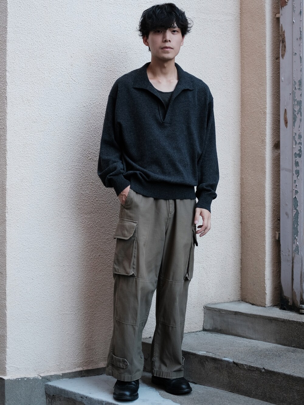 「低身長、低身長コーデ、低身長男子、ニット、スキッパーニット、カーゴパンツ、カラー×コーデ、革靴、シンプルコーデ、レイヤードスタイル、秋コーデ」｜「shiunのSKIPPER KNIT POLO（ニット/セーター、グレー系）」を使った、わむう_wamuさん（メンズ・164cm）の秋コーディネートの1枚目の写真