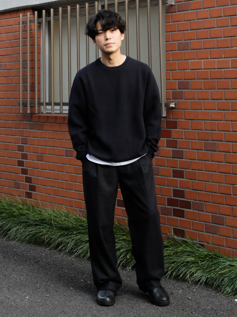 「新星WEARISTAにエントリー、低身長、低身長コーデ、低身長男子、ユニクロ、UNIQLO、スラックス、ノームコア、ブーツ、モノトーン、スウェット、レイヤードスタイル」｜「UNIQLOのアイテム（スウェット、ブルー系）」を使った、わむう_wamuさん（メンズ・164cm）の冬コーディネートの1枚目の写真