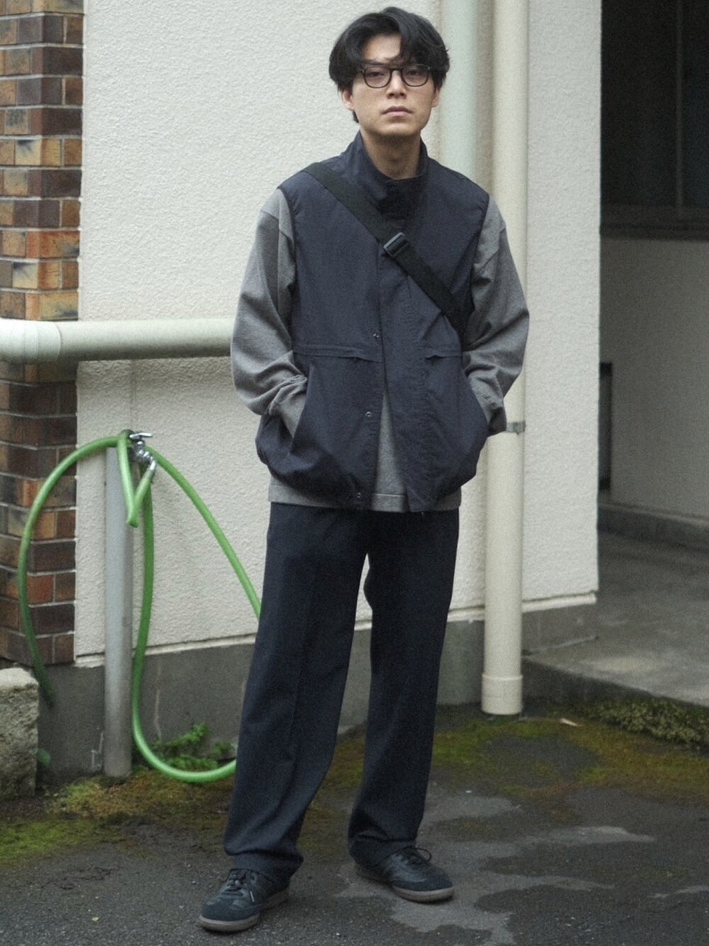 「shiunのTECH VEST（ベスト、ブラック系）」を使った、わむう_wamuさん（メンズ・164cm）の春コーディネートの1枚目の写真