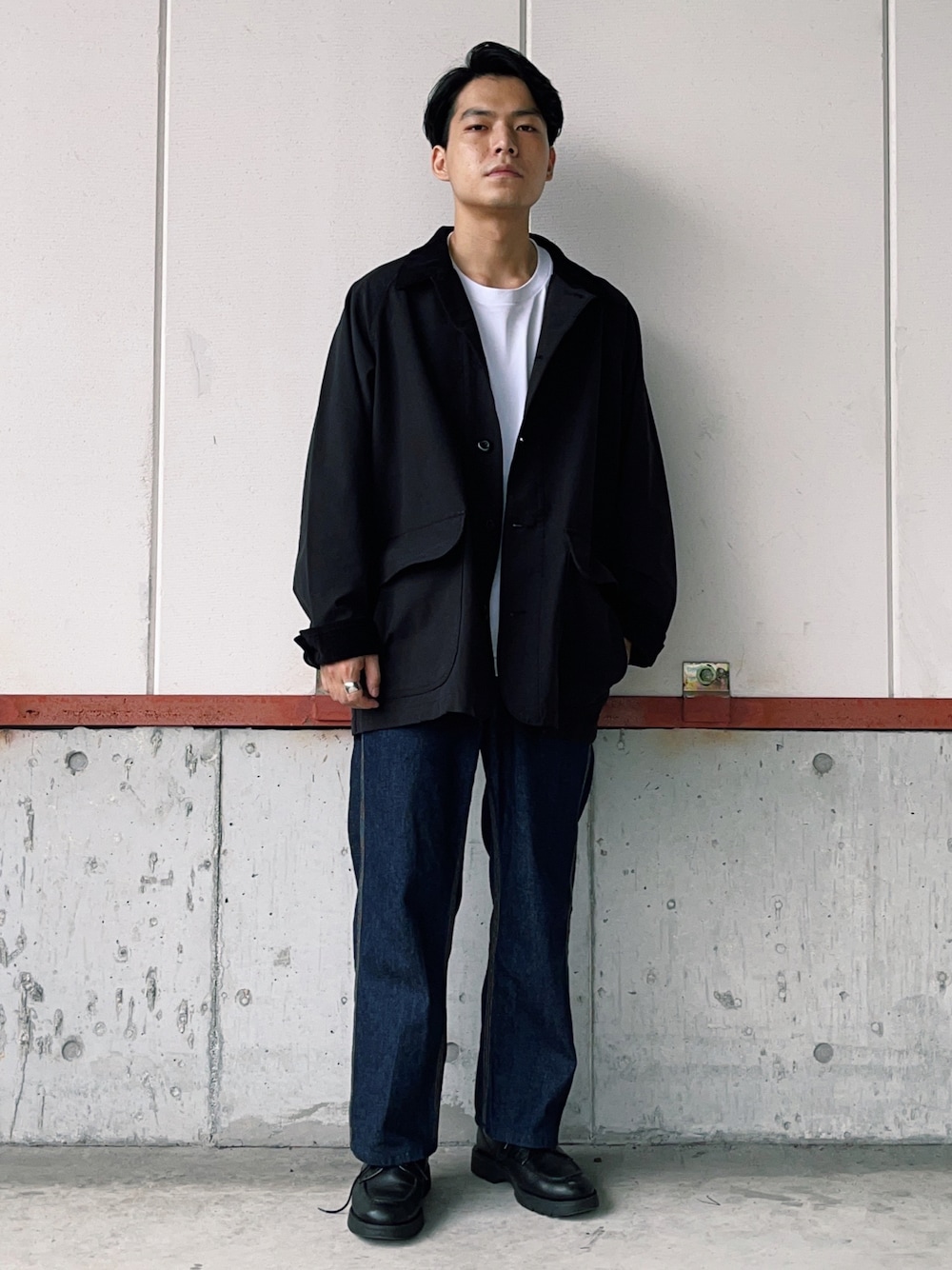 「お洒落さんとつながりたい、秋服準備はじめました、秋冬コーデ、秋トレンド2021、プチプラコーデ、リラックススタイル、革靴、黒、低身長、低身長男子、165cm、ワイドパンツ、デニム、カバーオール、大人カジュアル」｜「UNIQLOのアイテム（カバーオール、ブラック系）」を使った、わむう_wamuさん（メンズ・165cm）の秋コーディネートの1枚目の写真