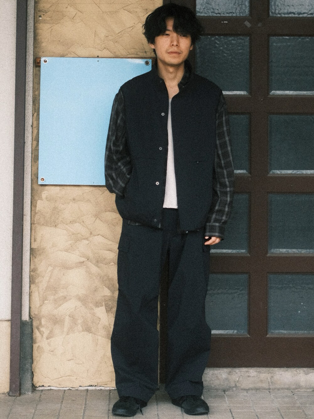 「shiunのTECH VEST（ベスト、ブラック系）」を使った、わむう_wamuさん（メンズ・164cm）の春コーディネートの1枚目の写真