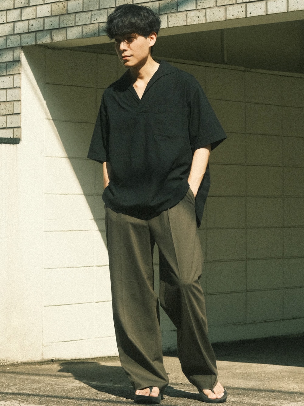 「低身長、低身長コーデ、低身長男子、スキッパーシャツ、サンダル、スラックス、シャツスタイル、オリーブ、きれいめカジュアル」｜「shiunのアイテム（シャツ/ブラウス、ブラック系）」を使った、わむう_wamuさん（メンズ・164cm）の夏コーディネートの1枚目の写真