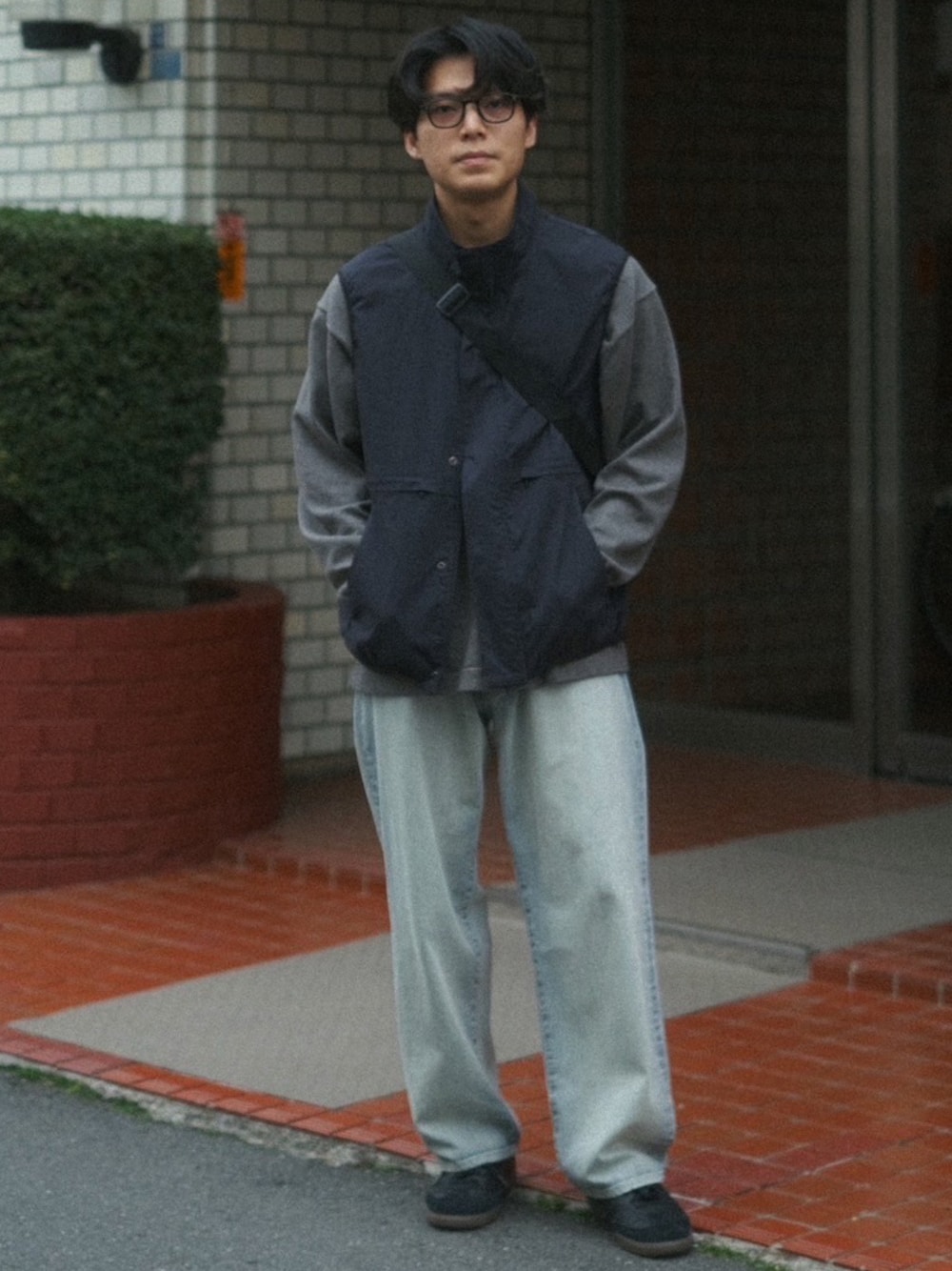「UNIQLOのアイテム（シャツ/ブラウス、グレー系）」を使った、わむう_wamuさん（メンズ・164cm）の春コーディネートの1枚目の写真