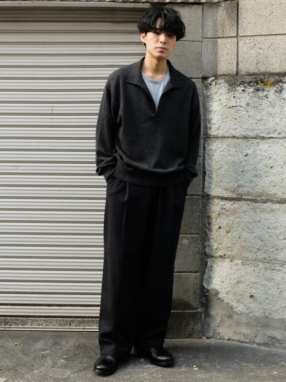 「低身長、低身長コーデ、低身長男子、ニット、スキッパー、スラックス、プチプラ、ユニクロ、UNIQLO、レイヤードスタイル、クリスマスに着たい服、マイベストコーデ2023、ブーツ、モノトーン」｜「shiunのSKIPPER KNIT POLO（ニット/セーター、グレー系）」を使った、わむう_wamuさん（メンズ・164cm）の冬コーディネートの1枚目の写真