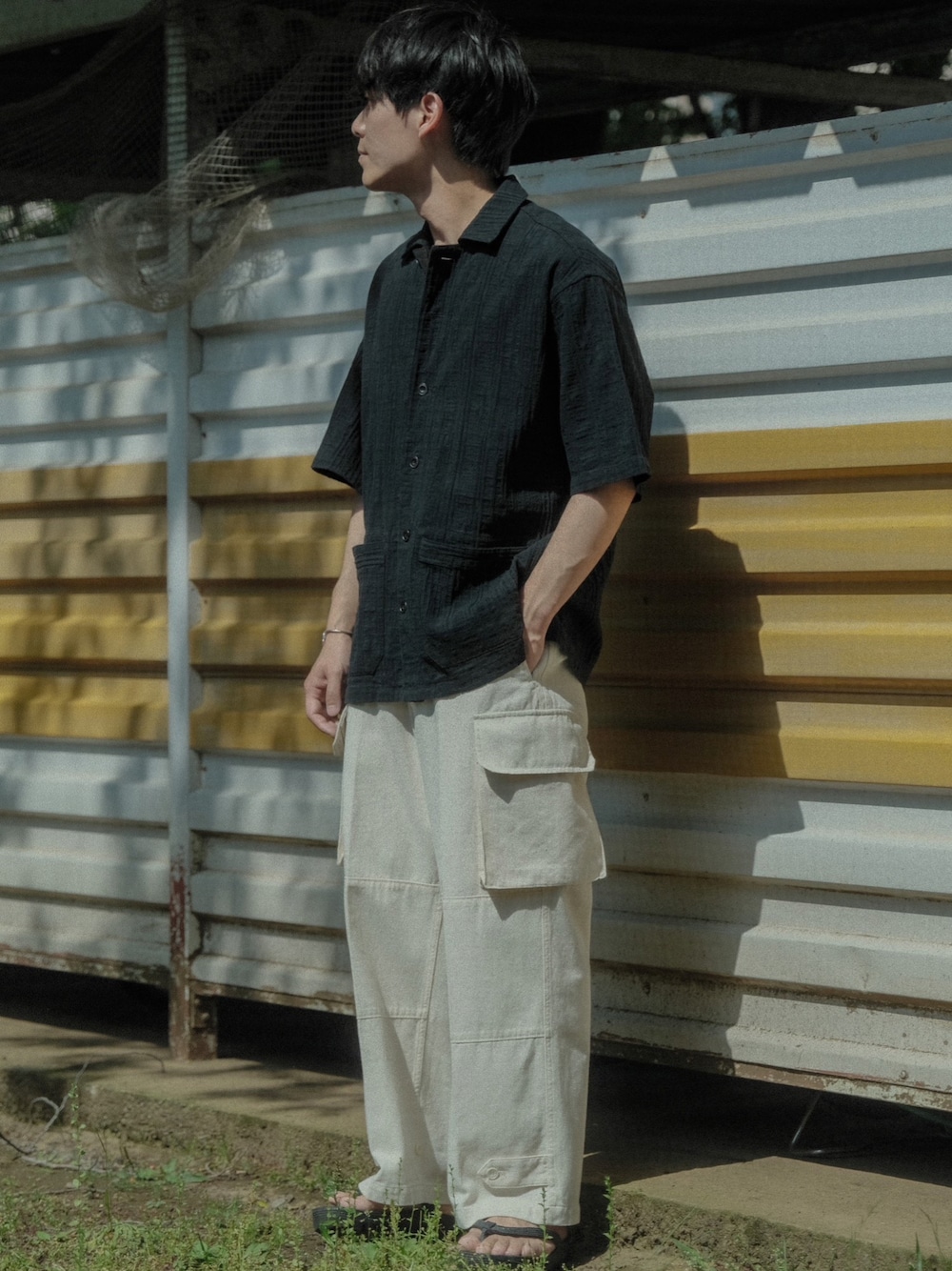 ブラック系のシャツ/ブラウス、ホワイト系のカーゴパンツ、ブラック系のサンダルを着用したメンズの夏コーディネートの1枚目の写真