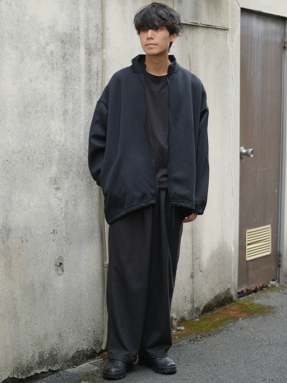 「秋服まるっと大公開、ジャケットスタイル、ブルゾン、秋冬コーデ、無印良品、MUJI、MUJI Labo、スラックス、ブーツ、低身長、低身長コーデ、低身長男子、ロンT」｜「COMOLIのアイテム（Tシャツ/カットソー、ブラック系）」を使った、わむう_wamuさん（メンズ・164cm）の秋コーディネートの1枚目の写真