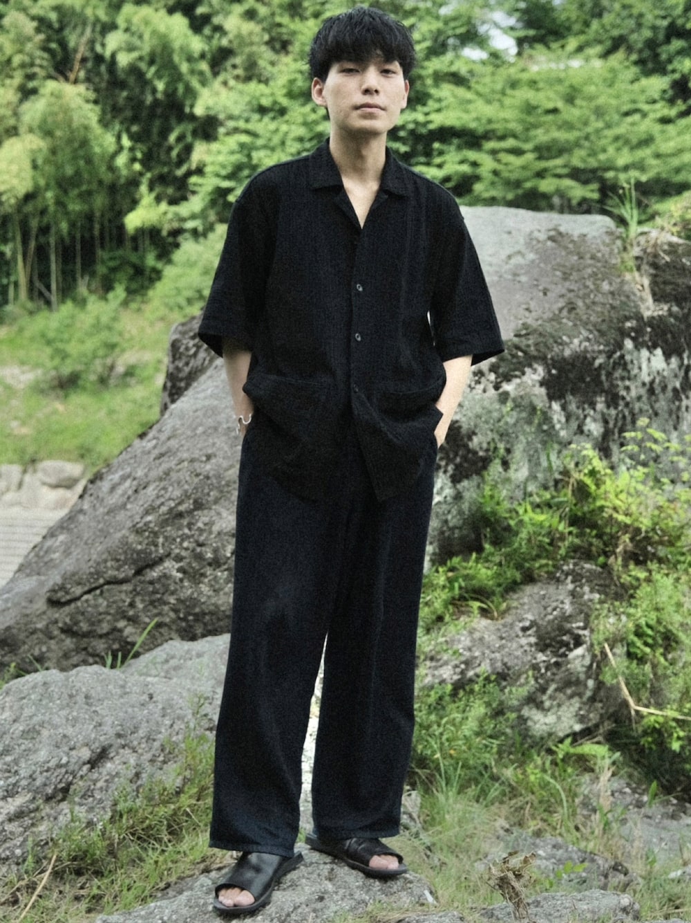 「アツいコーデ全部見せ、低身長、低身長コーデ、低身長男子、シャツスタイル、デニム、モノトーン、サンダル、レザーサンダル」｜「shiunのBULGARIAN PAJAMA SHIRT（シャツ/ブラウス、ブラック系）」を使った、わむう_wamuさん（メンズ・164cm）の夏コーディネートの1枚目の写真
