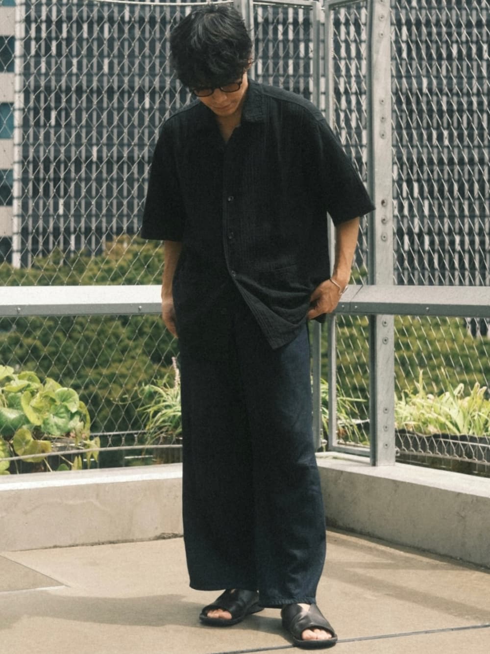 「低身長コーデ、低身長、低身長男子、夏コーデ、モノトーン、デニム、サンダル」｜「shiunのBULGARIAN PAJAMA SHIRT（シャツ/ブラウス、ブラック系）」を使った、わむう_wamuさん（メンズ・164cm）の夏コーディネートの1枚目の写真