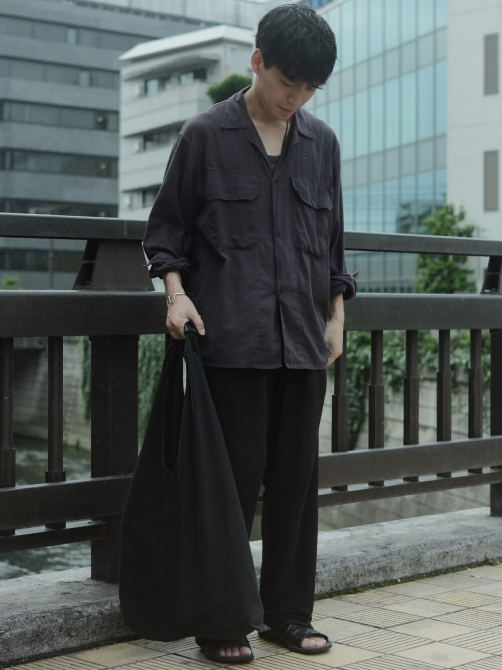 「低身長、低身長コーデ、低身長男子、お出かけコーデ、イージーパンツ、シャツスタイル、トートバッグ、サンダル、夏コーデ、きれいめカジュアル」｜「COMOLIのアイテム（ジャケット/アウター、ブルー系）」を使った、わむう_wamuさん（メンズ・164cm）の夏コーディネートの1枚目の写真