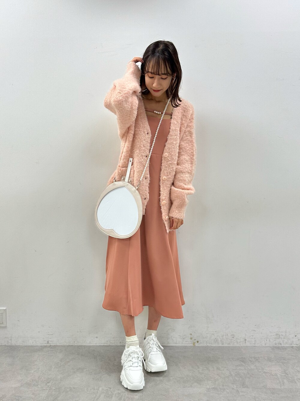 「秋ルック紹介するよ、秋服、休日スタイル、秋服コーデ、カラーコーデ、骨格ウェーブ、大人かわいい、プチプラコーデ、厚底シューズ、高身長コーデ、ロングワンピース、キャミワンピ、ワンピースコーデ、ピンクコーデ、ニットカーディガン」｜「OLIVE des OLIVEの【WEB限定カラー有】ミックス起毛Ｖネックカーディガン（カーディガン/ボレロ、ピンク系）」を使った、akaneさん（レディース・167cm）の秋コーディネートの1枚目の写真