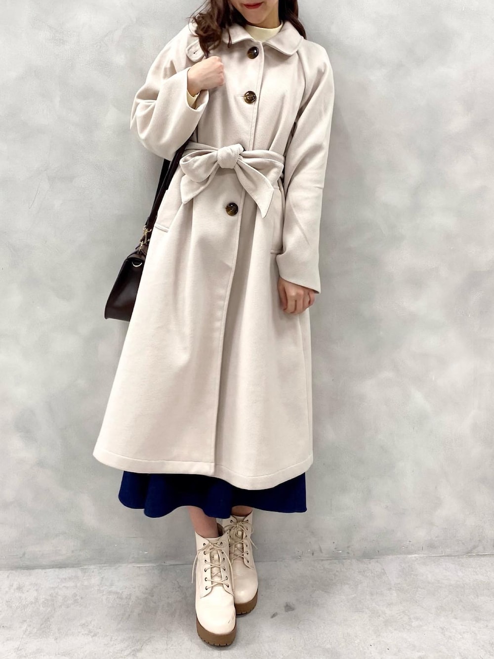 「クリスマスに着たい服、オトナカジュアル、冬、大人コーデ、シンプル、モノトーン、ホワイトコーデ、高身長女子、ステンカラーコート、ロングコート、冬アウター、冬コーデ、あったかコーデ、レースアップシューズ、淡色コーデ」｜「OLIVE des OLIVEの大人っぽステンカラーコート（ステンカラーコート、ホワイト系）」を使った、akaneさん（レディース・166cm）の冬コーディネートの1枚目の写真