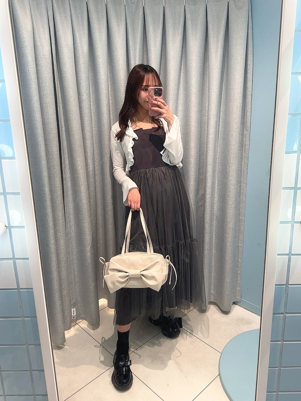 「大人女子、春服コーデ、キレイめ、チュールワンピ、リボン、高身長女子、春先取り、ローファー、骨格ウェーブ、ワンピーススタイル、フェミニン、レディースファッション」｜「OLIVE des OLIVEのチュールドッキングワンピ（ワンピース/ドレス、グレー系）」を使った、akaneさん（レディース・167cm）の冬コーディネートの1枚目の写真