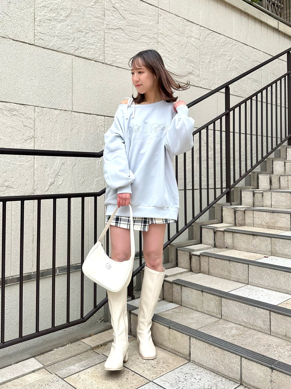 「大人カジュアル、ラクチンコーデ、お出かけコーデ、秋冬コーデ、きれいめカジュアル、プチプラ、淡色コーデ、春コーデ、サックスブルー、ロゴスウェット、ロングブーツ、高身長女子、骨格ウェーブ、ワンピース、ゆったりコーデ」｜「OLIVE des OLIVEのワンショルスウェットチュニック　1041060030（スウェット、ブルー系）」を使った、akaneさん（レディース・167cm）の冬コーディネートの1枚目の写真