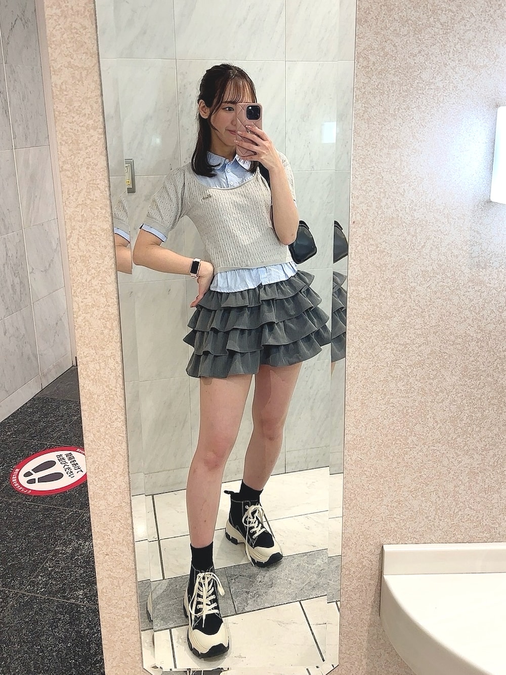 「春めき満開コーデ、春色、フリルスカート、シャツスタイル、ハイカットスニーカー、ミニスカート、サックスブルー、グレー、韓国ファッション、骨格ウェーブ、高身長女子、おでかけコーデ」｜「OLIVE des OLIVEのケーブルベストセット（アンサンブル、グレー系）」を使った、akaneさん（レディース・167cm）の春コーディネートの1枚目の写真