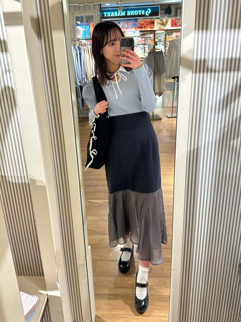 「ほめられ本命コーデ、春服、ゆるコーデ、春カラー、高身長女子、お出かけコーデ、骨格ウェーブ、厚底シューズ、大人女子、マーメイドスカート、ブルー、デート、パンプス、ロングスカート、楽チンコーデ」｜「OLIVE des OLIVEの白衿リボンプルオーバー（Tシャツ/カットソー、ブルー系）」を使った、akaneさん（レディース・167cm）の冬コーディネートの1枚目の写真