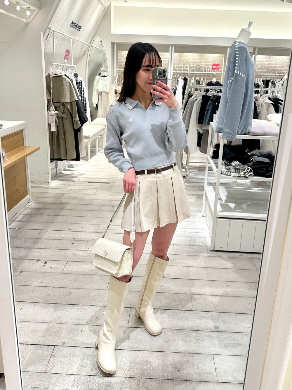 「大人カジュアル、ラクチンコーデ、カジュアルガーリー、冬を彩る色いろコーデ、大人ガーリー、カジュアルコーデ、襟付きトップス、リブニット、サックスブルー、プリーツスカート、ロングブーツ、ショルダーバッグ、骨格ウェーブ、高身長女子、ロゴ」｜「OLIVE des OLIVEのスキッパーニット　1041050080（ニット/セーター、ブルー系）」を使った、akaneさん（レディース・167cm）の冬コーディネートの1枚目の写真