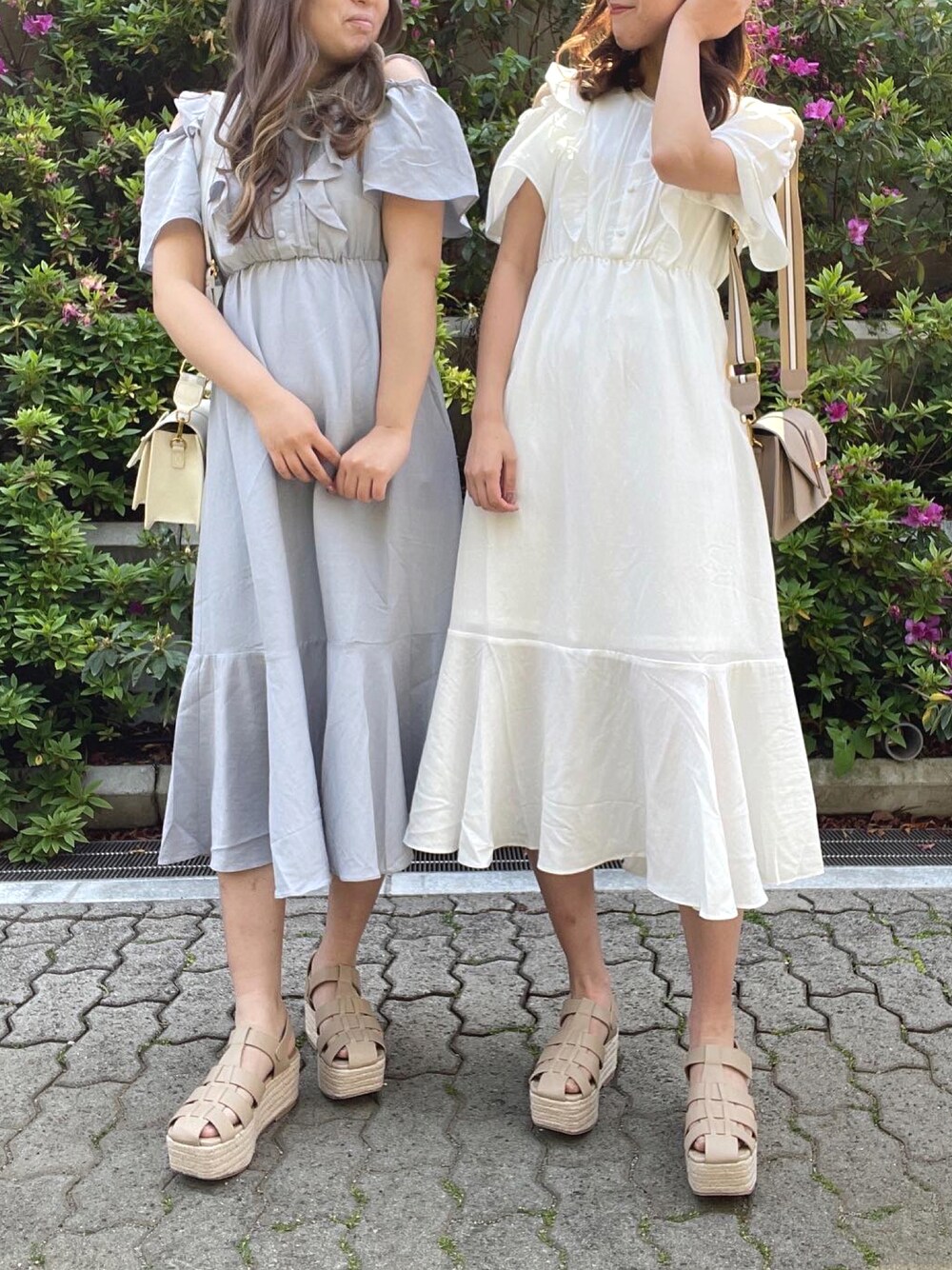 「FUDGEBOYのトラッドスタイル、休日スタイル、オトナ女子、夏コーデ、大人かわいい、大人ガーリー、ワンピース、ロングワンピース、ホワイト、サックスブルー、高身長女子、グルカサンダル、サンダル、肌見せ、デート」｜「OLIVE des OLIVEのすずらん肩開きワンピース（ワンピース、ホワイト系）」を使った、akaneさん（レディース・167cm）の春コーディネートの1枚目の写真