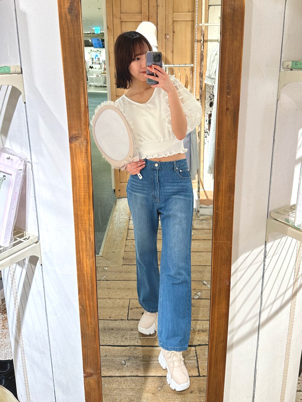 「大人カジュアル、春夏コーデ、キレイめカジュアル、着回しコーデ、今日のコーデ、お洒落さんとつながりたい、春服コーデ、スニーカー、休日スタイル、デニムパンツ、厚底シューズ、参戦服、高身長女子、骨格ウェーブ、パンツコーデ」｜「OLIVE des OLIVEの【S/Mサイズ】セミフレアデニムパンツ（デニムパンツ、ブルー系）」を使った、akaneさん（レディース・167cm）の春コーディネートの1枚目の写真
