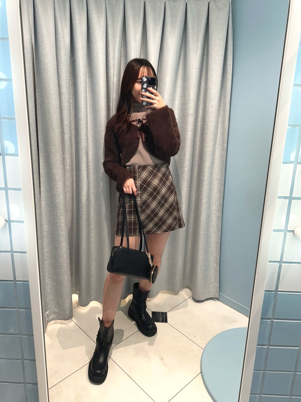 「クリスマスに着たい服、おでかけコーデ、タートルネック、着回しコーデ、カジュアルガーリー、ブーツスタイル、シャギーニット、ボレロ、冬コーデ、高身長女子、骨格ウェーブ、ブラウン、カラーコーデ、カジュアルコーデ、プチプラ」｜「OLIVE des OLIVEの【セットアイテム】リボンタートル×フェザーカーデセット（アンサンブル、ブラウン系）」を使った、akaneさん（レディース・167cm）の冬コーディネートの1枚目の写真