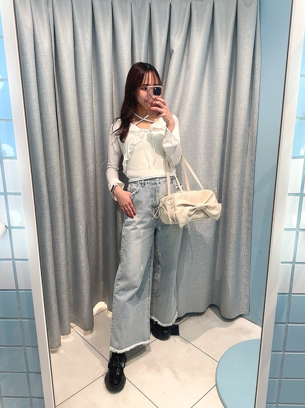 「大人かわいい、着回しコーデ、春先取り、骨格ウェーブ、高身長女子、デニム、ホワイトコーデ、ボレロ、ローファー、リボン、オトナカジュアル、春服、パンツコーデ、春コーデ、ワイドパンツ」｜「OLIVE des OLIVEのフリルボレロセット（アンサンブル、ホワイト系）」を使った、akaneさん（レディース・167cm）の冬コーディネートの1枚目の写真