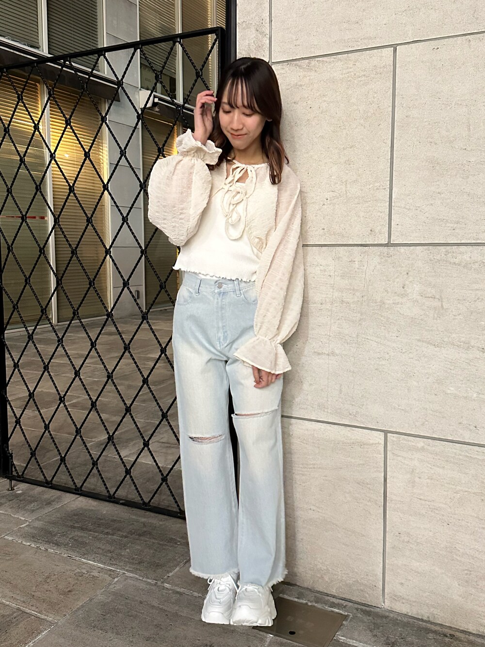 「春服デビュー宣言、春服コーデ、休日コーデ、リラックススタイル、デニム、おでかけコーデ、韓国ファッション、私の推しブランド、厚底シューズ、高身長女子、ベージュコーデ、スニーカー、ダメージデニムパンツ、ボレロ、ベージュ」｜「OLIVE des OLIVEのボレロ×タンクセット（アンサンブル、ホワイト系）」を使った、akaneさん（レディース・167cm）の春コーディネートの1枚目の写真