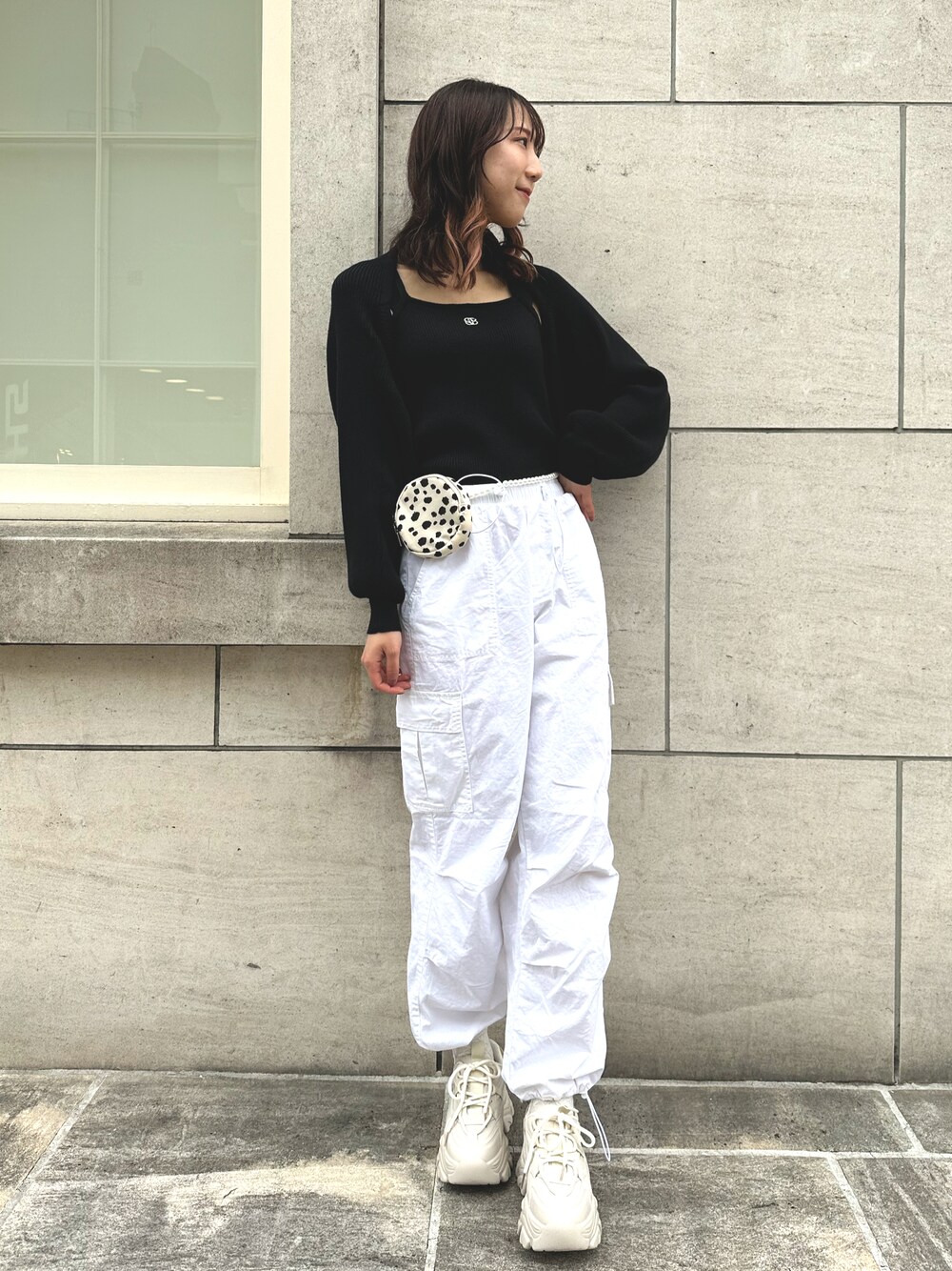 「春服デビュー宣言、春服、カジュアルコーデ、春カラー、きれいめカジュアル、おでかけコーデ、大人カジュアル、休日スタイル、着回しコーデ、モノトーン、カーゴパンツ、高身長女子、骨格ウェーブ、厚底シューズ、韓国ファッション」｜「OLIVE des OLIVEの刺繍ワンポイントニットタンクトップ（タンクトップ、ブラック系）」を使った、akaneさん（レディース・167cm）の春コーディネートの1枚目の写真