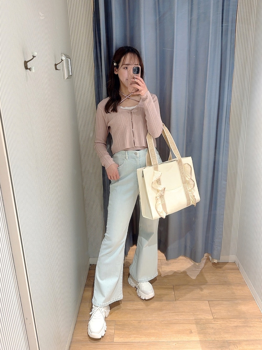 「プチプラ、春服コーデ、大人ファッション、着回しコーデ、休日、大人カジュアルコーデ、パンツコーデ、プチプラコーデ、デニム、ピンク、フリル、フレアパンツ、高身長女子、骨格ウェーブ、厚底シューズ」｜「OLIVE des OLIVEの春色アンサンブル（アンサンブル、ピンク系）」を使った、akaneさん（レディース・167cm）の春コーディネートの1枚目の写真
