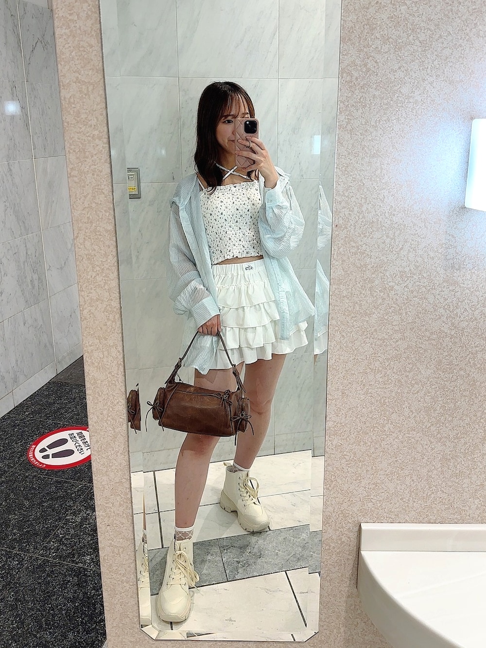 「柄シャツ、ショルダーバッグ、レイヤードスタイル、シャツスタイル、夏ファッション、大人女子、おでかけコーデ、スカートスタイル、大人ガーリー、韓国ファッション、ミニスカート、フリルスカート、骨格ウェーブ、高身長女子、スニーカーコーデ」｜「OLIVE des OLIVEのクロスリボン付シャーリングキャミ（キャミソール、ホワイト系）」を使った、akaneさん（レディース・167cm）の春コーディネートの1枚目の写真