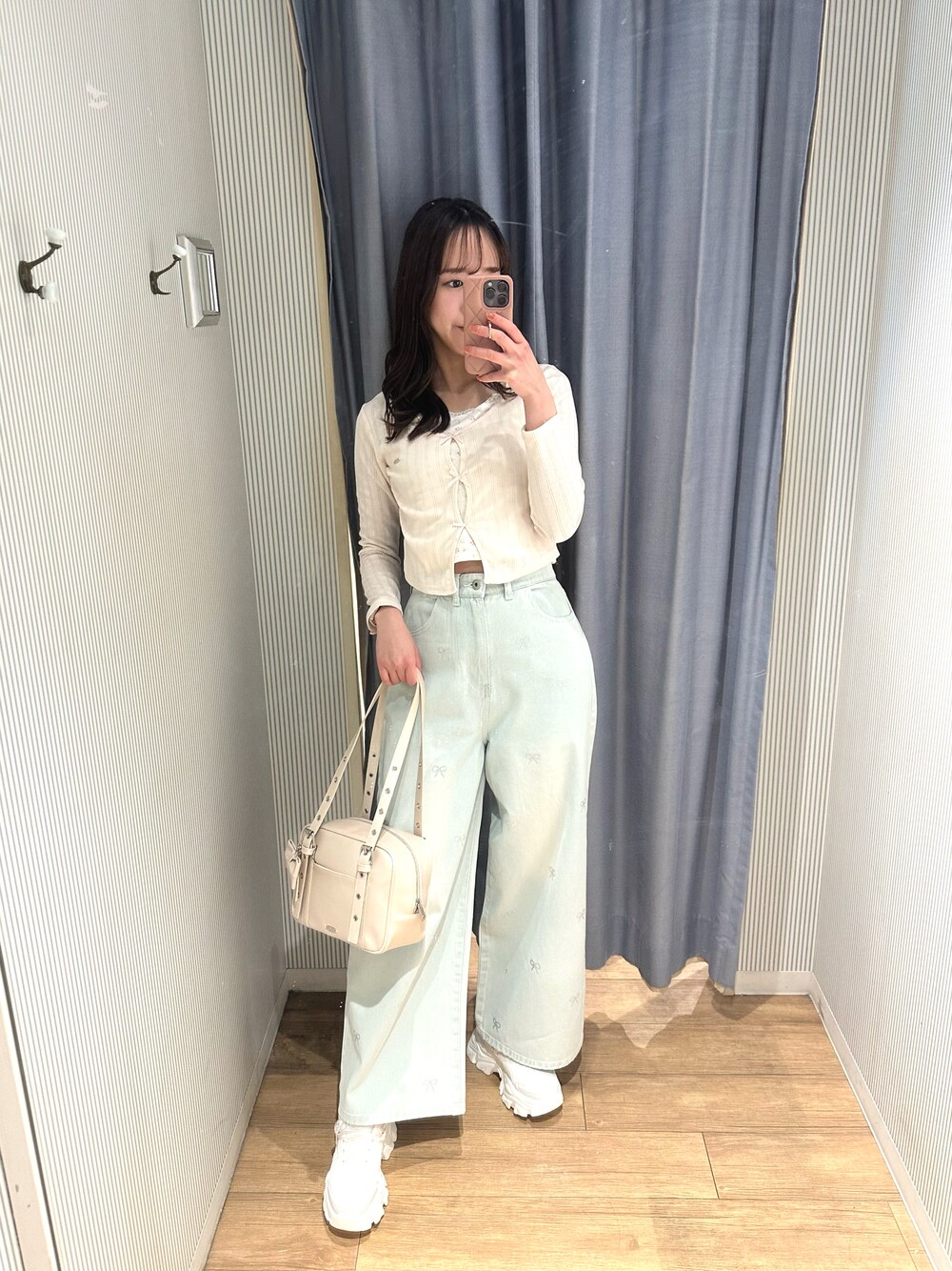 「今日のコーデ、春色、春服コーデ、オトナカワイイ、韓国ファッション、カジュアルガーリー、スニーカー女子、高身長女子、プチプラコーデ、デニム、ピンク、リボン、骨格ウェーブ、ピンクコーデ、おでかけコーデ」｜「OLIVE des OLIVEの映えリボントップス（Tシャツ/カットソー、ピンク系）」を使った、akaneさん（レディース・167cm）の冬コーディネートの1枚目の写真