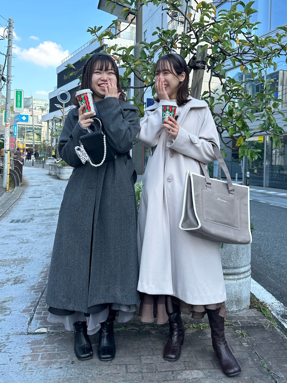 「未来のWEARISTAプロジェクト、キレイめ、秋冬、プチプラコーデ、キャミワンピ、双子コーデ、高身長女子、ロングコート、ステンカラーコート、ロングブーツ、デート、ワンピーススタイル、大人ガーリー、冬コーデ、冬アウター」｜「OLIVE des OLIVEのステンカラーロングコート（ステンカラーコート、グレー系）」を使った、akaneさん（レディース・167cm）の秋コーディネートの1枚目の写真