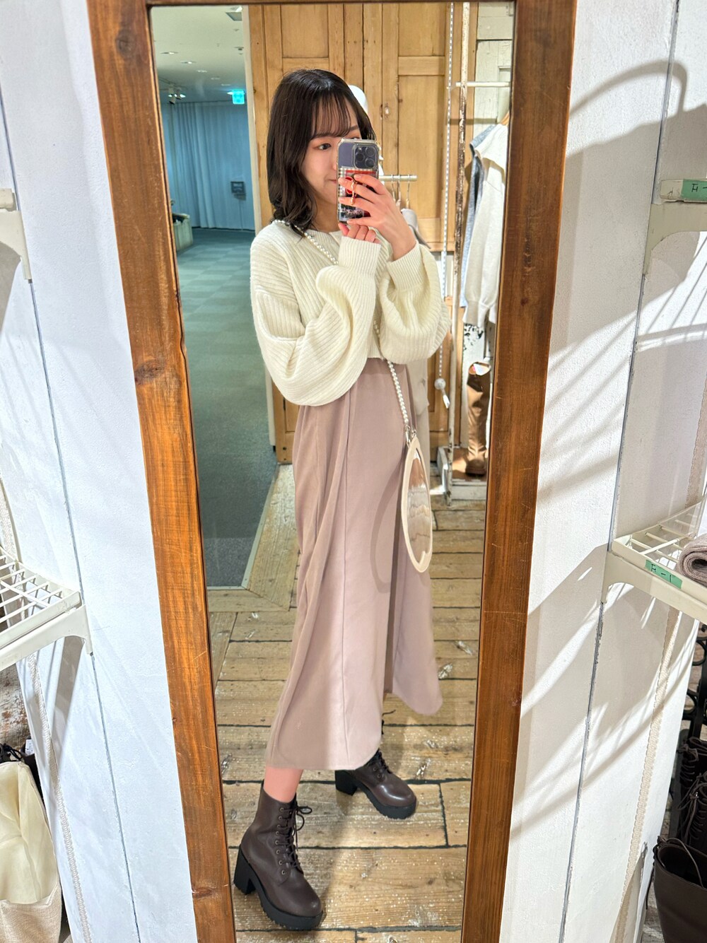 「服とコスメでなりたい自分に、冬のコーデ、休日コーデ、大人かわいい、ニット、骨格ウェーブ、高身長女子、キャミワンピ、カーディガン、淡色コーデ、レースアップシューズ、お出かけコーデ、ロングワンピース、ピンク、デート」｜「OLIVE des OLIVEのカーディガン×キャミワンピースセット（ワンピース、ブラウン系）」を使った、akaneさん（レディース・167cm）の冬コーディネートの1枚目の写真