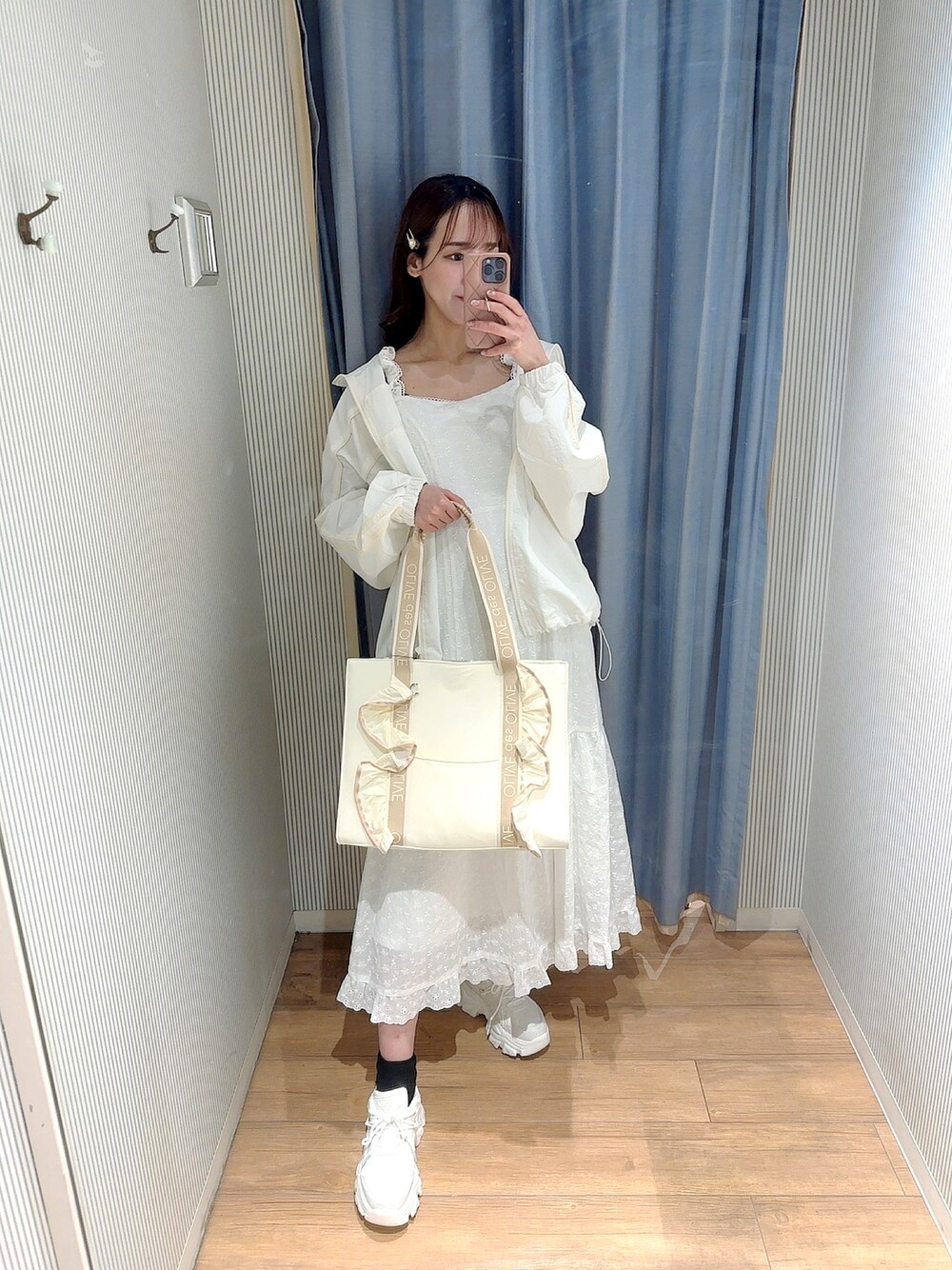 「春めき満開コーデ、ジャケット、ワンピース、春コーデ、ホワイトコーデ、ガーリー、高身長女子、デートコーデ、キャミワンピース、ホワイト、骨格ウェーブ、オトナ女子、春、キレイめ」｜「OLIVE des OLIVEのサイドレースアップワンピース（ワンピース、ホワイト系）」を使った、akaneさん（レディース・167cm）の春コーディネートの1枚目の写真