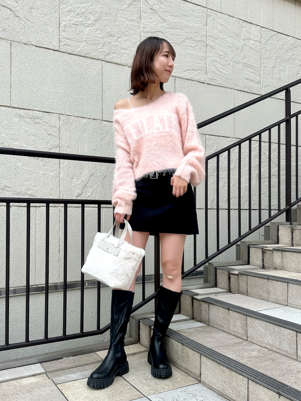 「秋服、秋冬、おでかけコーデ、カジュアルコーデ、プチプラ、ピンク、ニット、ミニスカート、ロングブーツ、高身長女子、骨格ウェーブ、ロゴニット、イエベ秋、淡色女子、ワンショルダー」｜「OLIVE des OLIVEのLOGOジャガード起毛ニット　1032050300（ニット/セーター、ピンク系）」を使った、akaneさん（レディース・167cm）の秋コーディネートの1枚目の写真