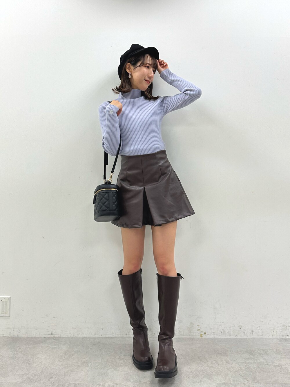 「WEARハロウィン2022、キレイめコーデ、秋冬、カラー×コーデ、高身長女子、骨格ウェーブ、イエベ秋、ロングブーツ、サックスブルー、ブルー、ショートパンツ、レザーパンツ、タートルネック、リブニット、カジュアルコーデ」｜「OLIVE des OLIVEのタートルネック刺繍リブニット（ニット/セーター、ブルー系）」を使った、akaneさん（レディース・167cm）の秋コーディネートの1枚目の写真