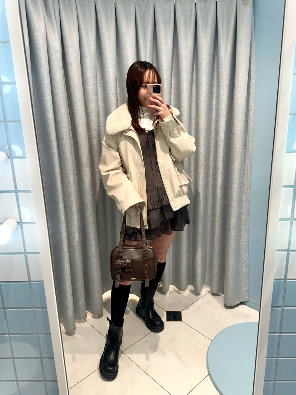 「真冬のあったかスタイル、オトナカワイイ、おでかけコーデ、冬アウター、アウターコーデ、レザージャケット、リボン、高身長女子、骨格ウェーブ、厚底シューズ、キャミワンピ、ミニワンピ、ブラウン、フリル、20代」｜「OLIVE des OLIVEのファーティペットエコレザーブルゾン（ブルゾン、ホワイト系）」を使った、akaneさん（レディース・167cm）の冬コーディネートの1枚目の写真