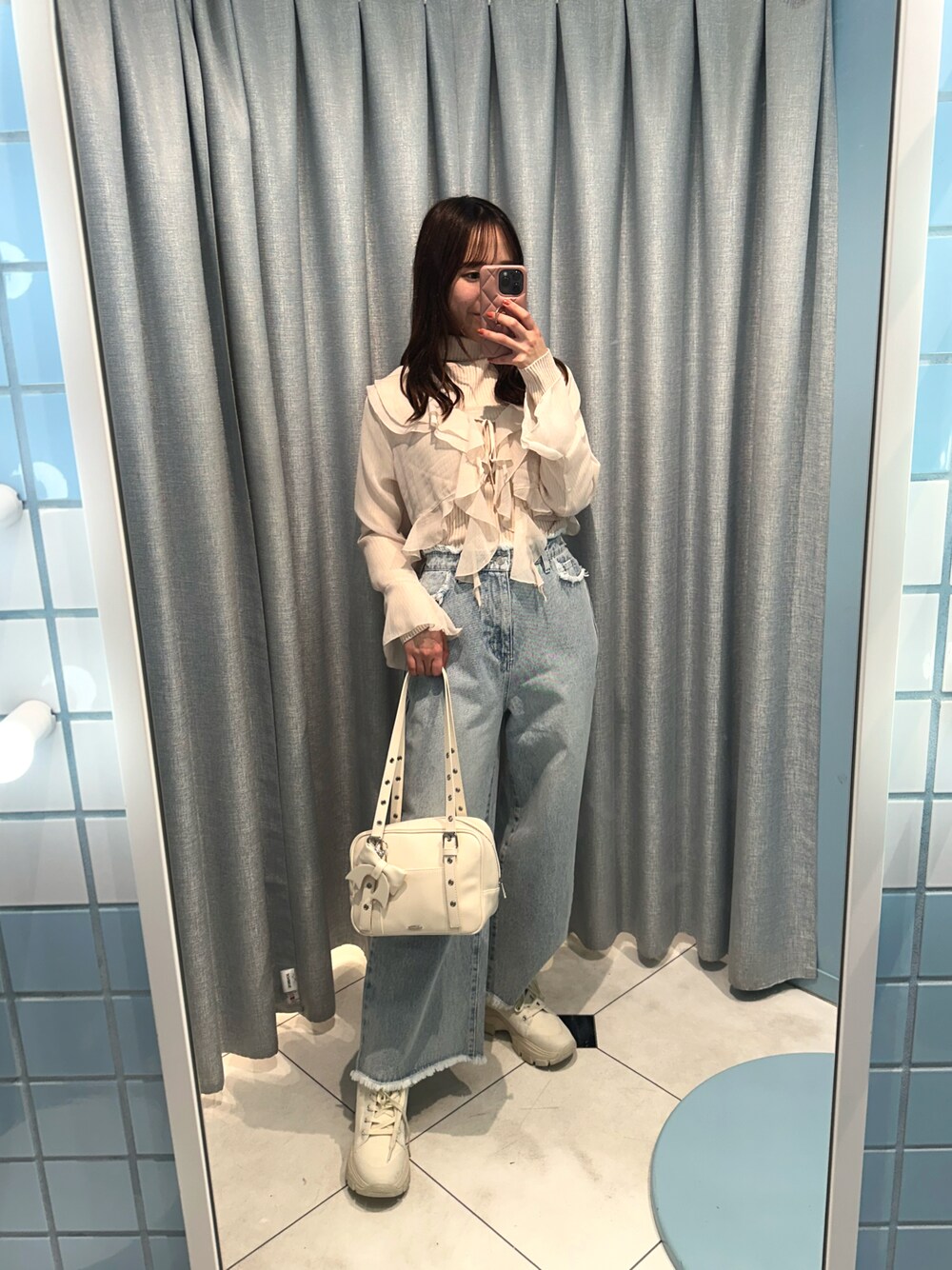 「プチプラ、淡色コーデ、ゆるコーデ、オトナカジュアル、大人可愛い、カジュアルスタイル、デニムパンツ、ピンク、ハイカットスニーカー、高身長女子、骨格ウェーブ、きれいめカジュアル、ボストンバッグ、カーディガンコーデ、ホワイトコーデ」｜「OLIVE des OLIVEのラッフルボレロセット（アンサンブル、ピンク系）」を使った、akaneさん（レディース・167cm）の冬コーディネートの1枚目の写真
