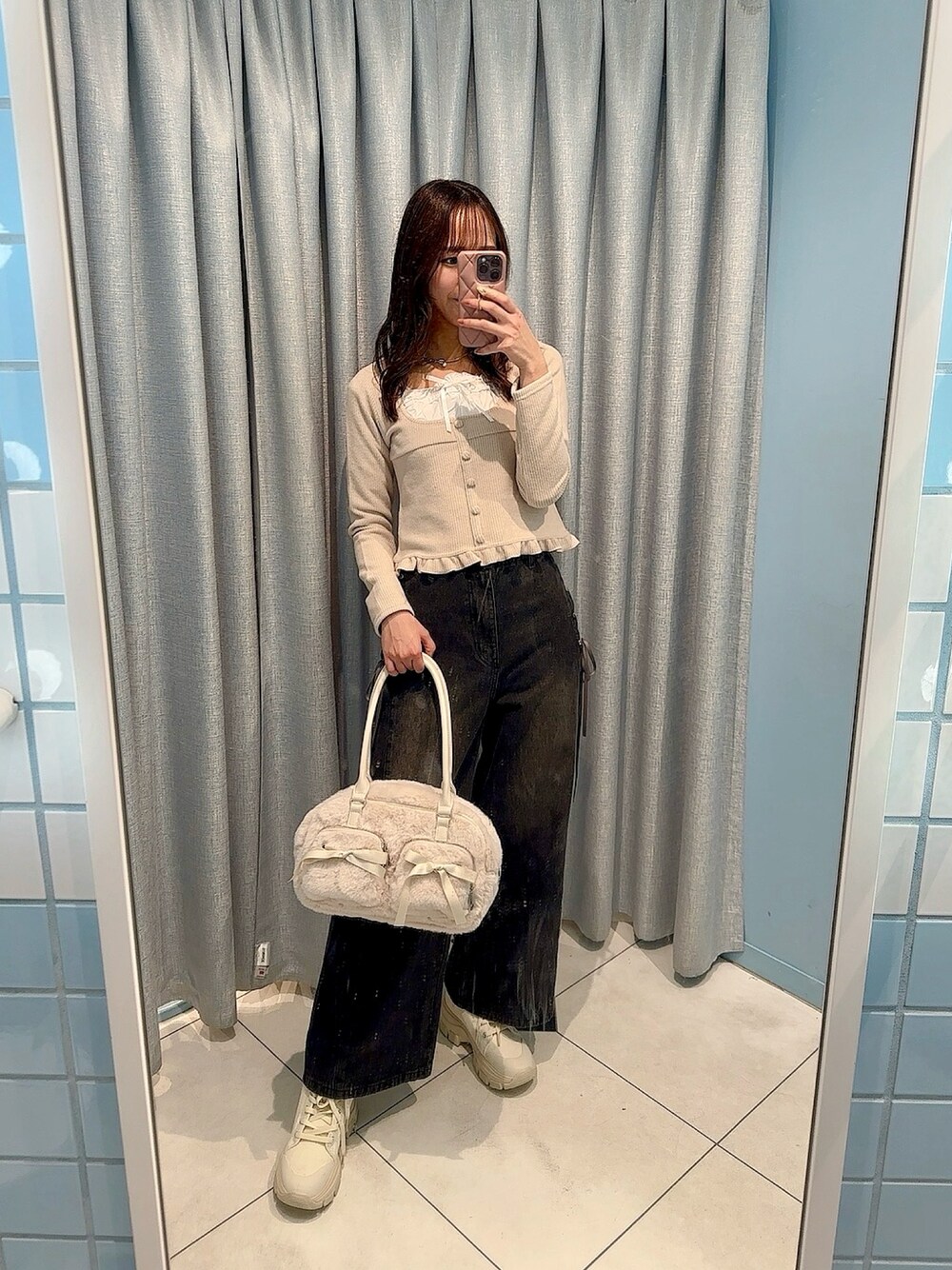 「冬コーデ、クリスマスに着たい服、マイベストコーデ2024、パンツスタイル、きれいめコーディネート、おしゃれさんと繋がりたい」｜「OLIVE des OLIVEのドッキングプルオーバー（Tシャツ/カットソー、ピンク系）」を使った、akaneさん（レディース・167cm）の冬コーディネートの1枚目の写真