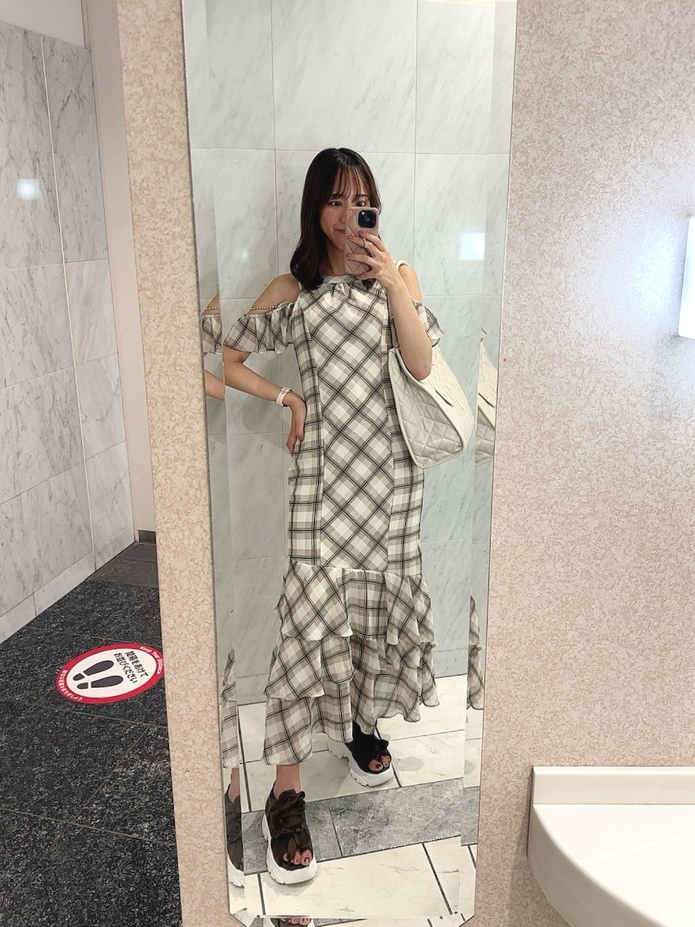 「夏ルックで気分アップ、おしゃれさんと繋がりたい、フェミニン、参戦服、ロングワンピース、チェック、肩あき、高身長女子、骨格ウェーブ」｜「OLIVE des OLIVEの【S/M/Lサイズ展開】ダブルリボンサンダル（サンダル、ブラウン系）」を使った、akaneさん（レディース・167cm）の夏コーディネートの1枚目の写真